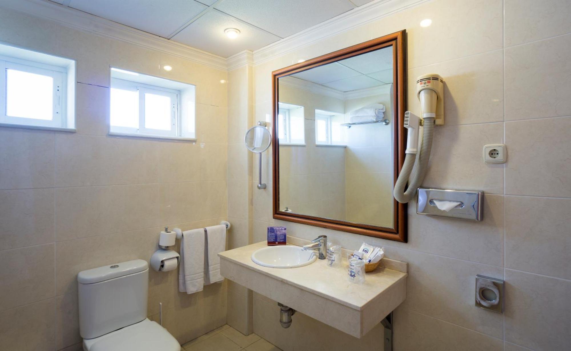 Chambre Double ou Lits Jumeaux - Vue Partielle sur Mer
